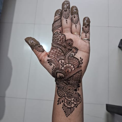 सुंदर मोर मेहंदी डिझाइन समोर आणि मागे