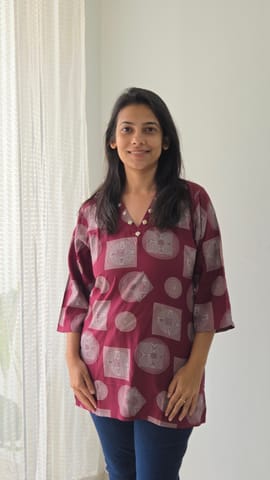 मरून शॉर्ट टॉप